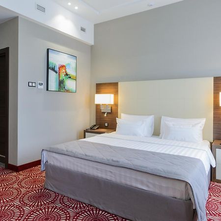 Hotel Senator 卡拉甘达 外观 照片