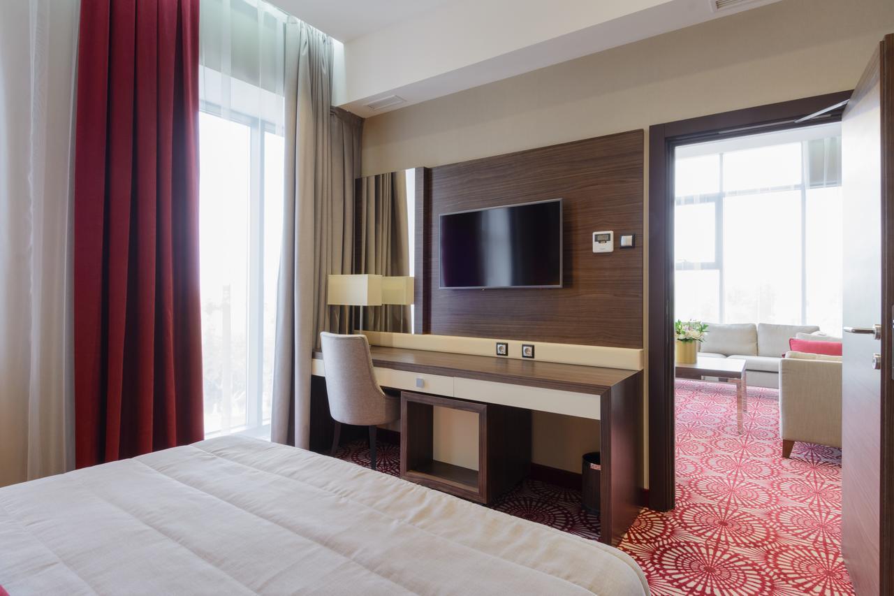 Hotel Senator 卡拉甘达 外观 照片