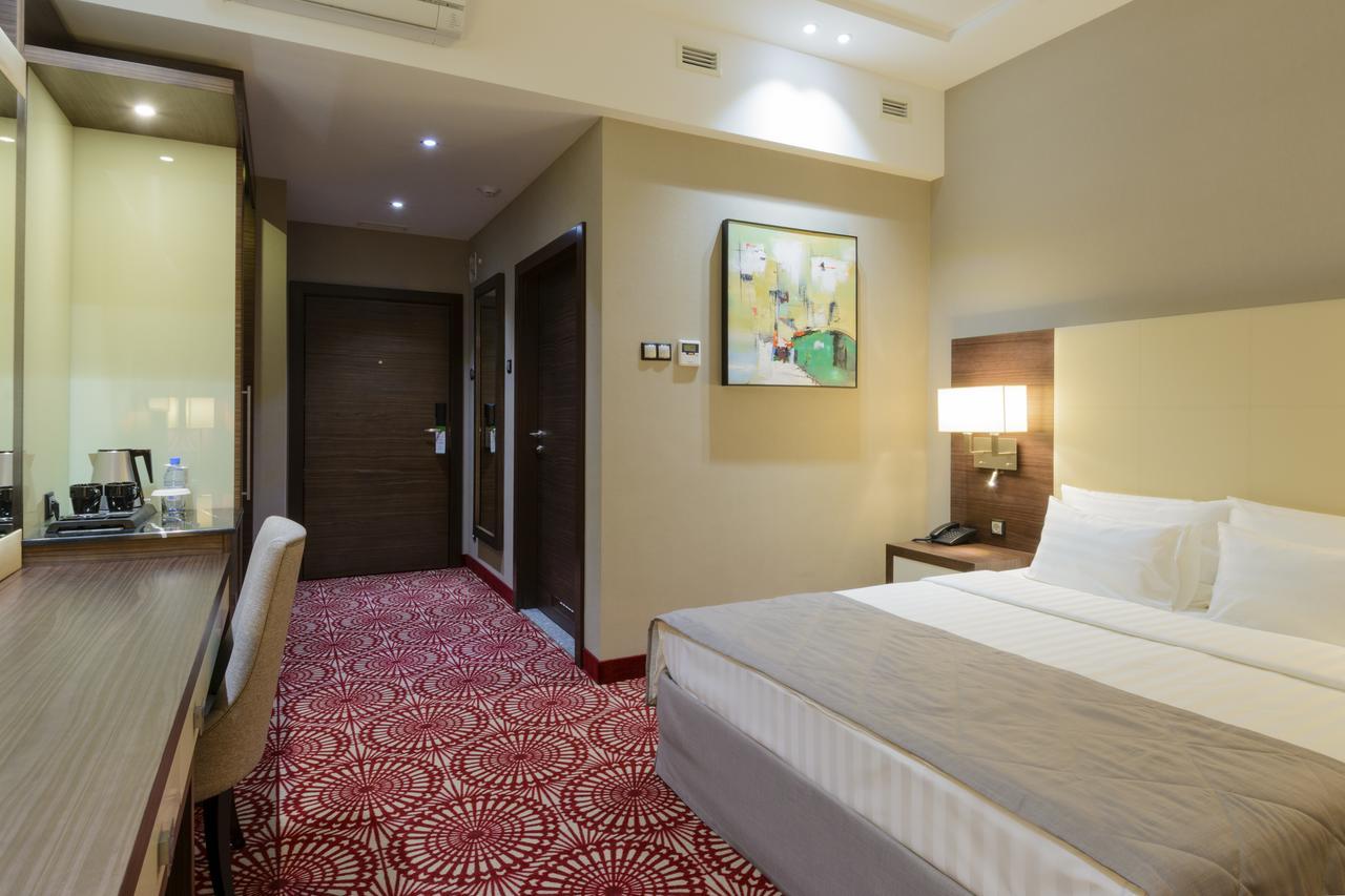 Hotel Senator 卡拉甘达 外观 照片